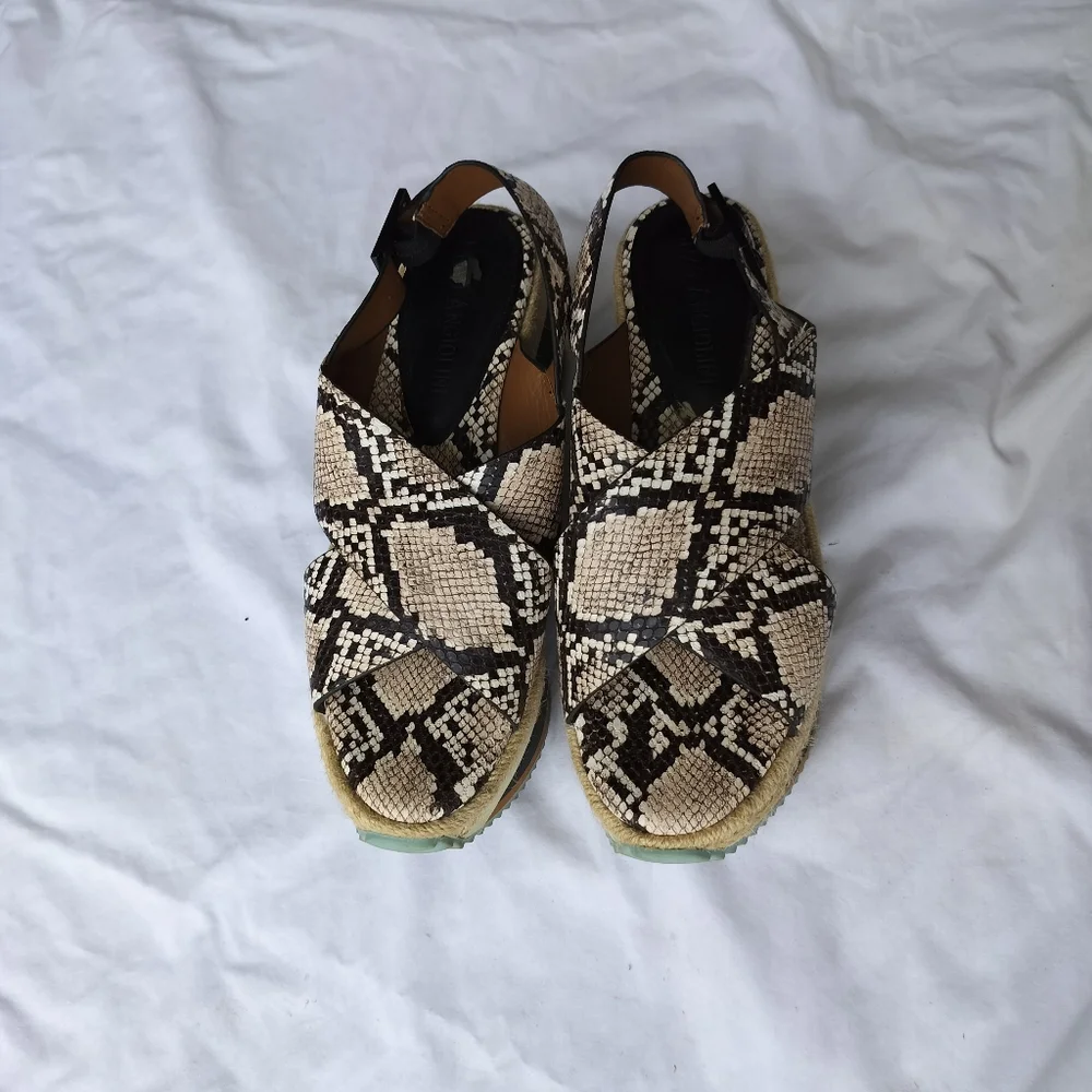 Enzo Angiolini wear few pictures
