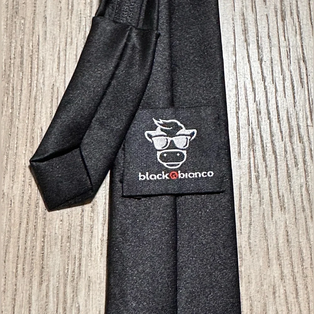 Black N Bianco sleek solid