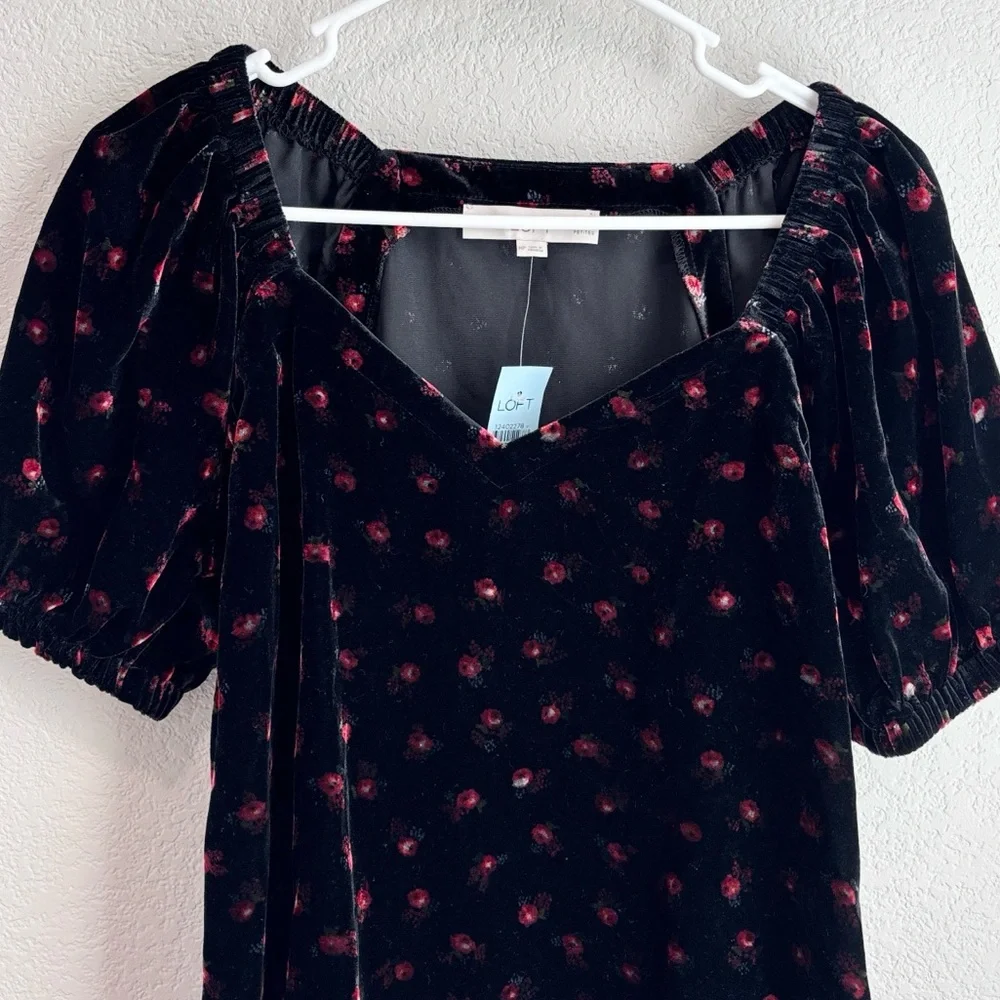 NWT Loft Velvet Floral Puff Sleeve Top Black Red Women’s Size Medium Petite