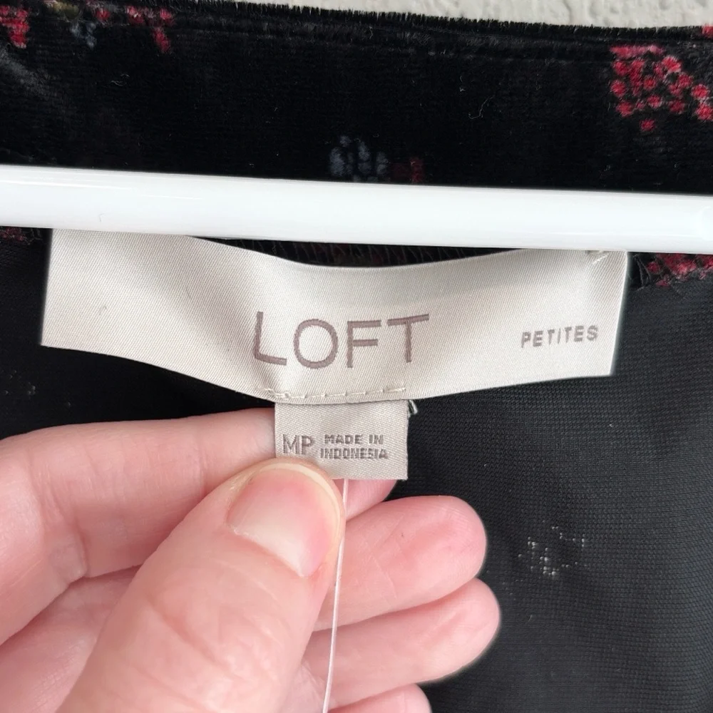 NWT Loft Velvet Floral Puff Sleeve Top Black Red Women’s Size Medium Petite