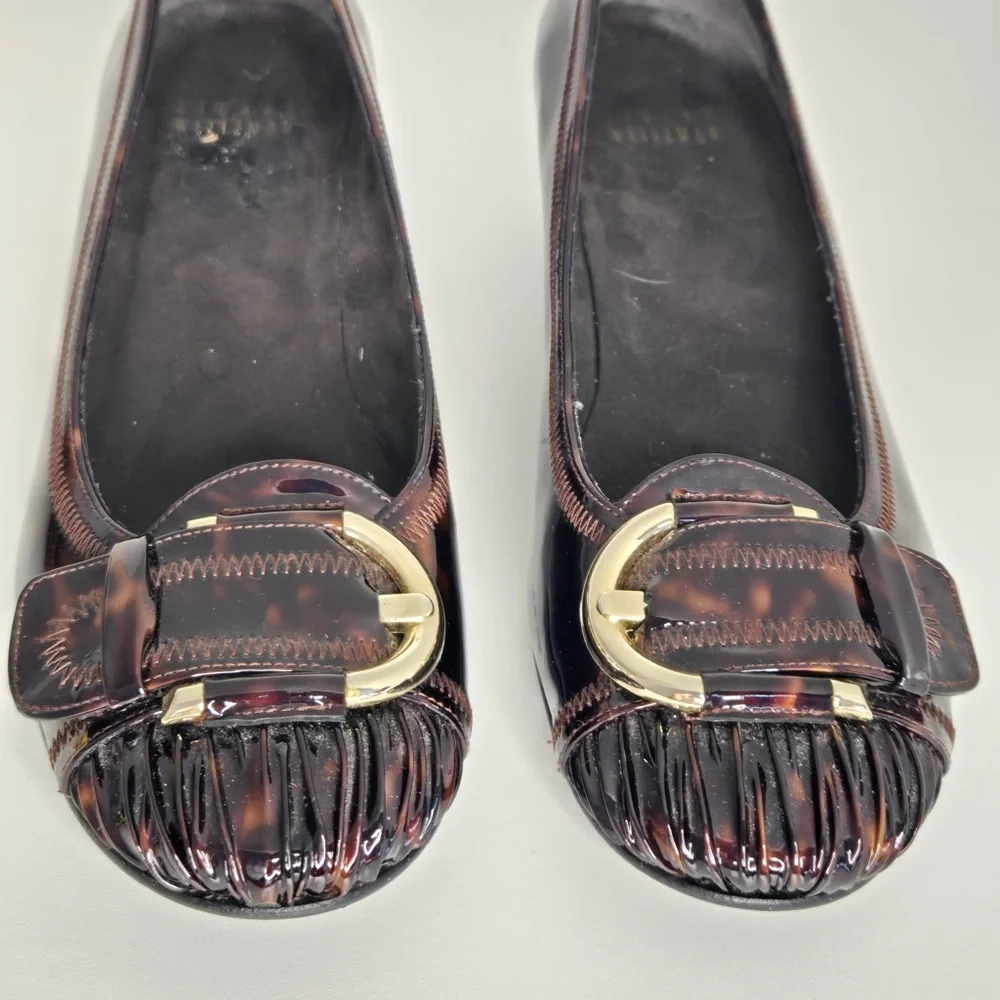 Stuart Weitzman features 	•	brand