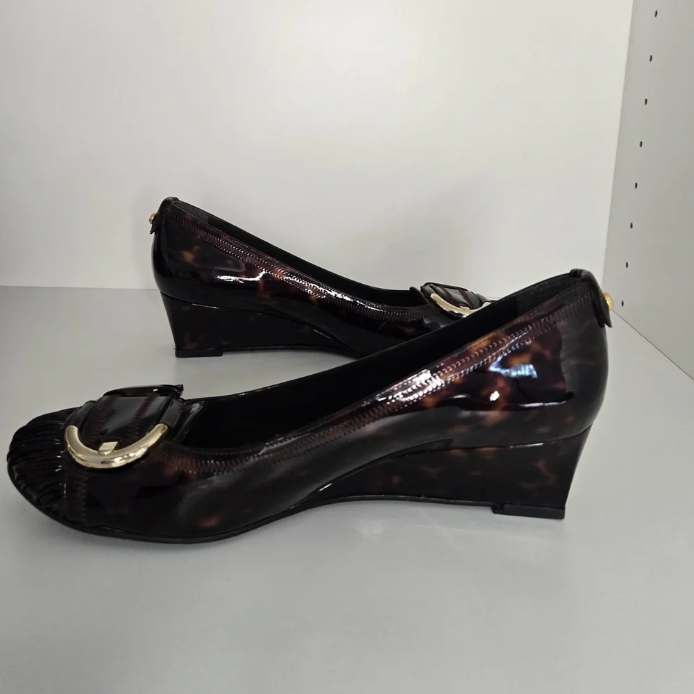 Stuart Weitzman features 	•	brand
