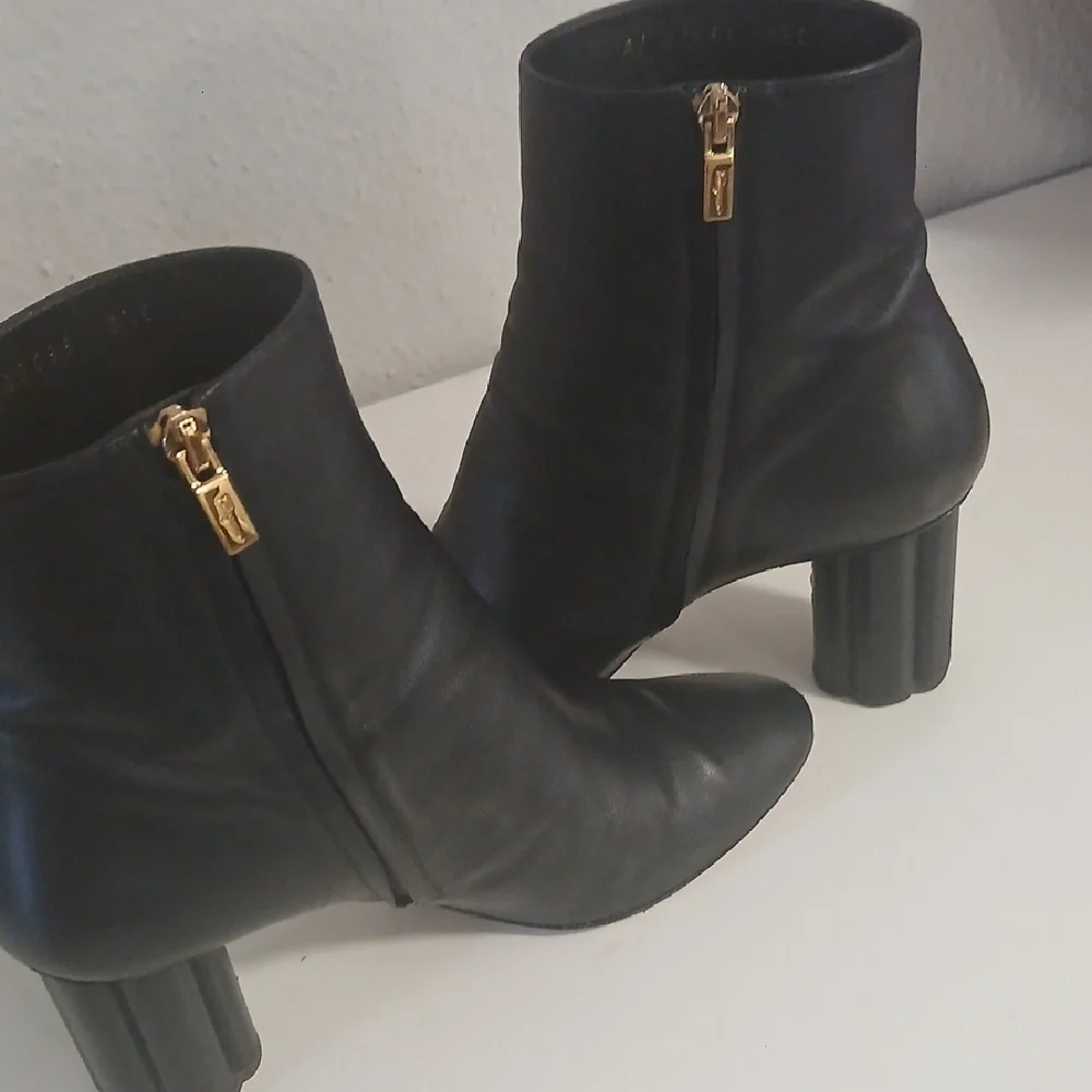 Salvatore Ferragamo gold stylish occasion