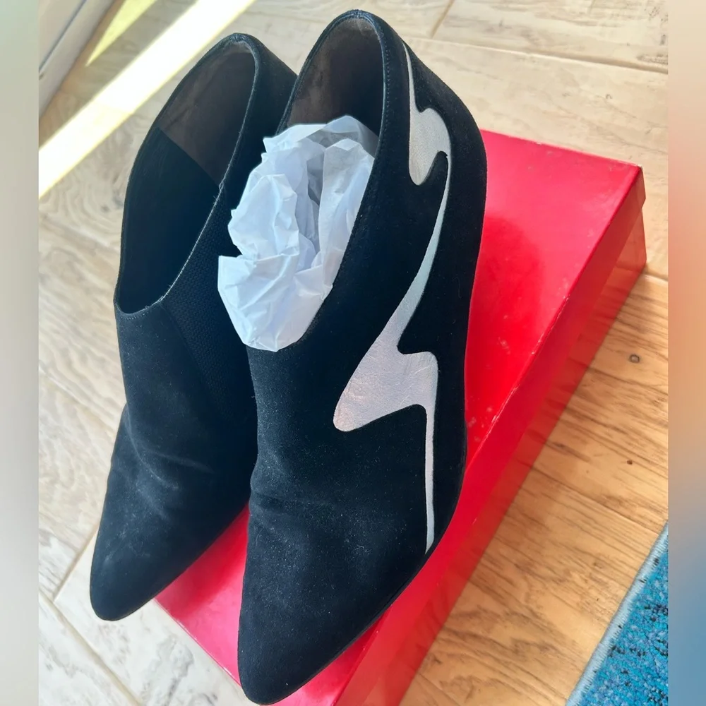 Charles Jourdan tag suede