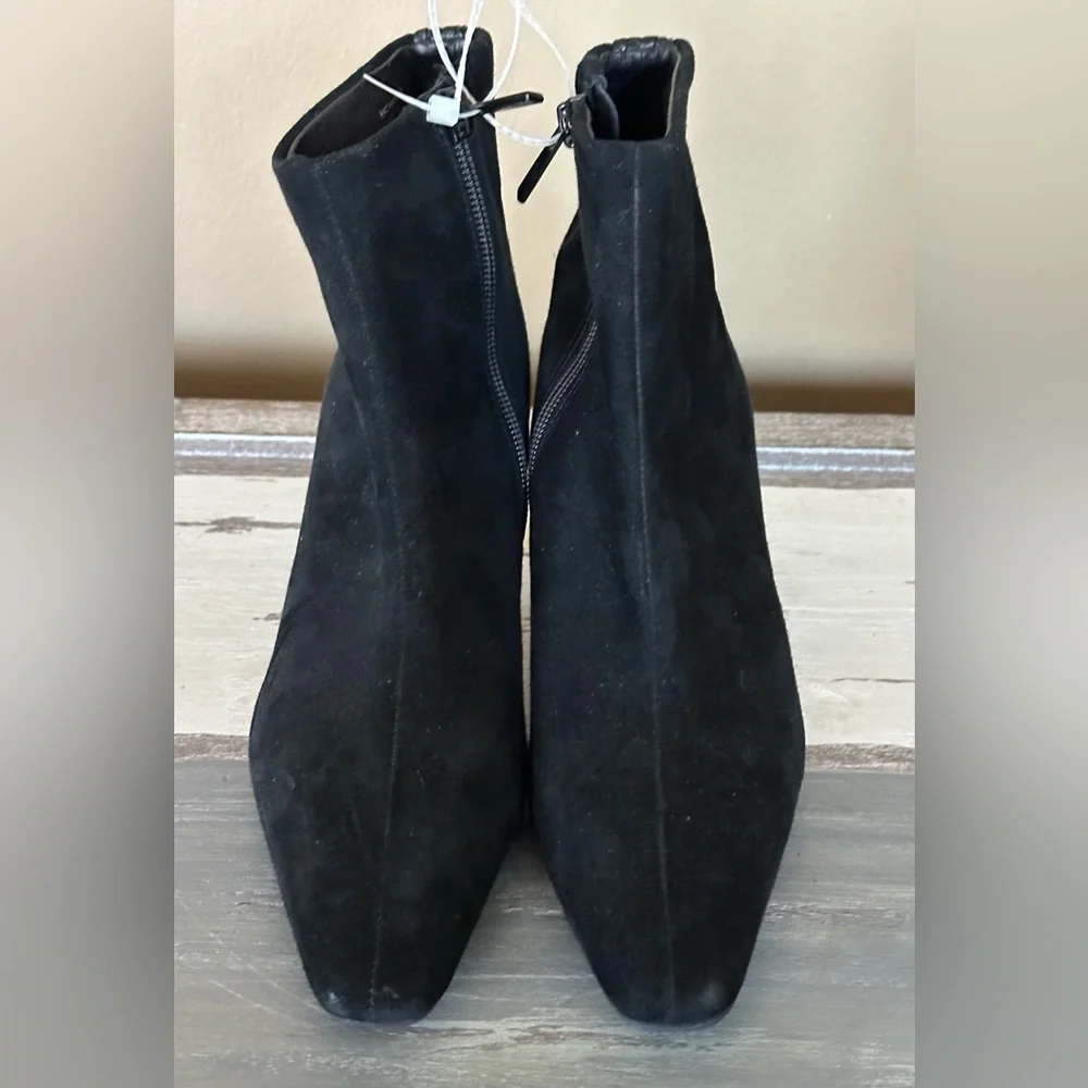 New w/ Imperfections - Donald Pliner Baltimor Suede Boots‎ - Size 6. Retail $250