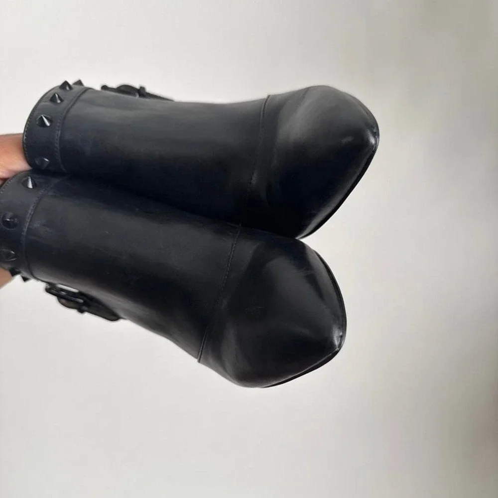 N/A black leather
