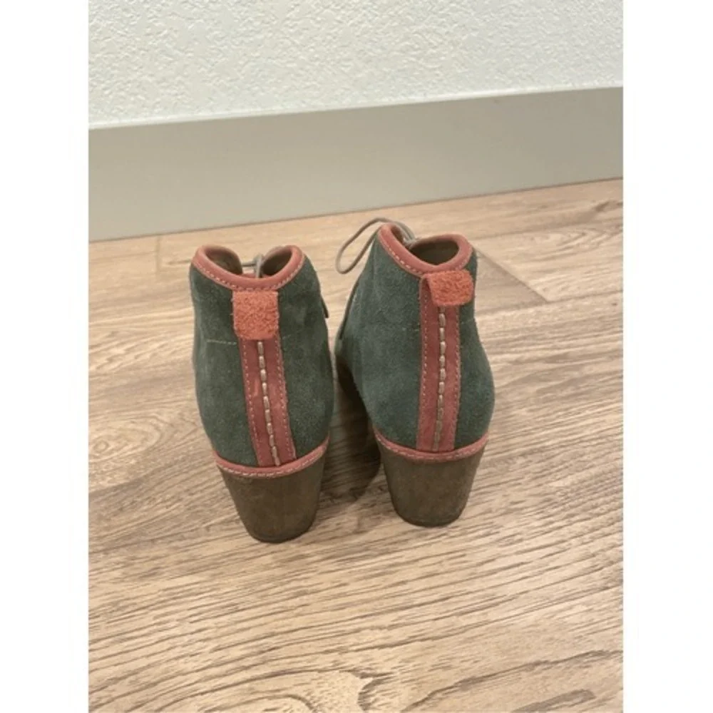 OluKai waliwedge suede