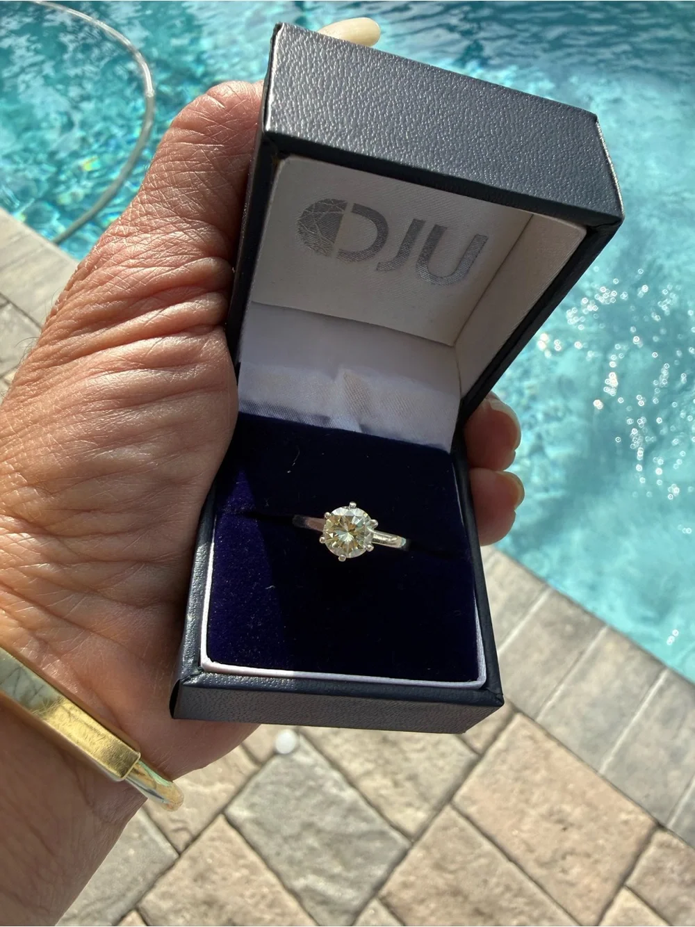 DJU elegant solitaire
