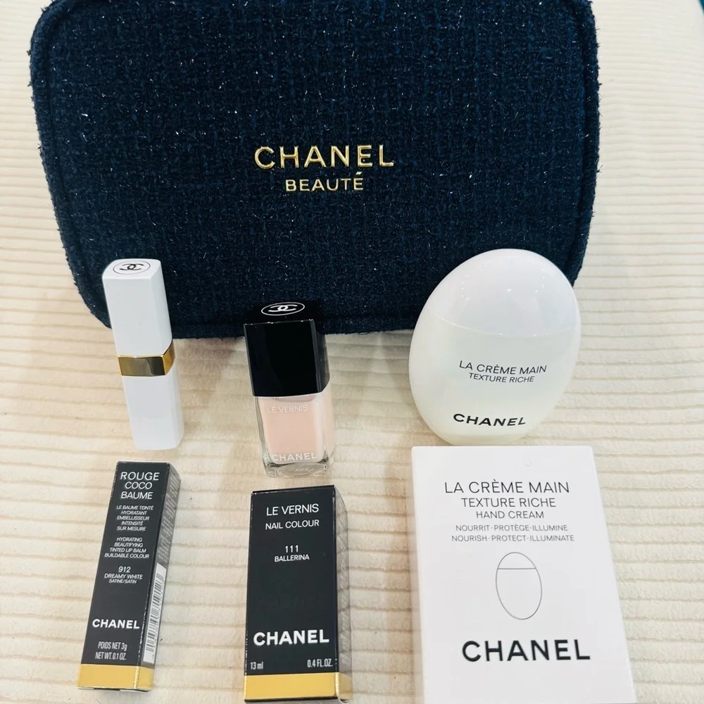 CHANEL holiday flower