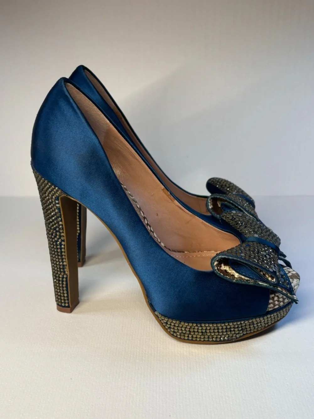 Vince Camuto turn heads