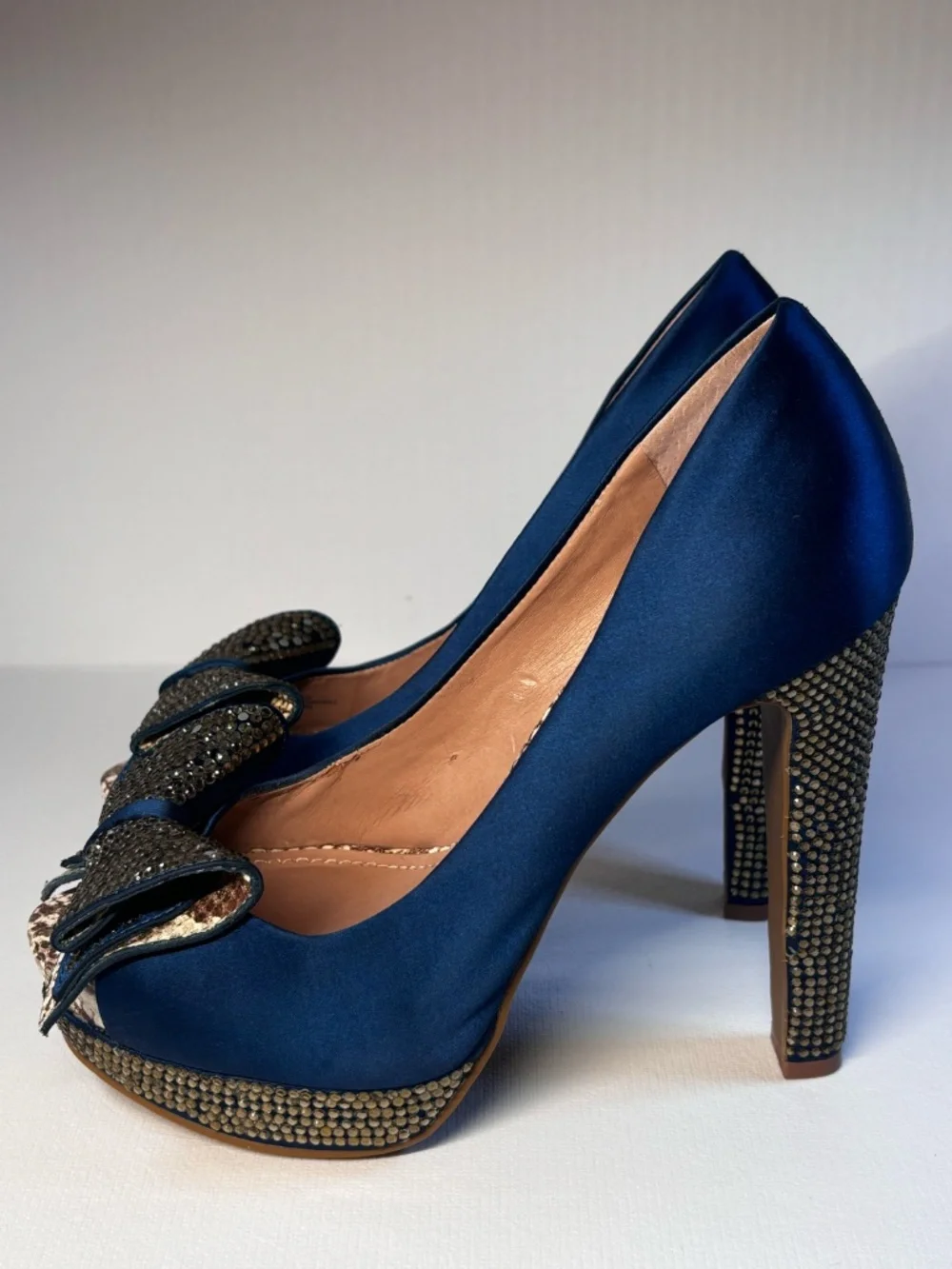 Vince Camuto turn heads