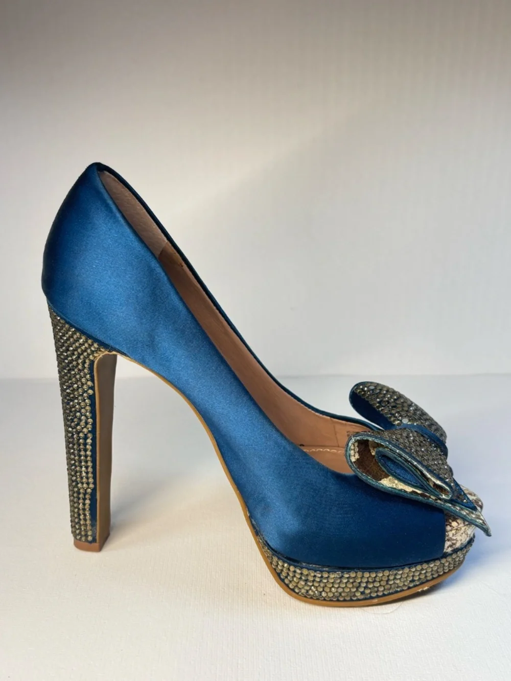 Vince Camuto turn heads