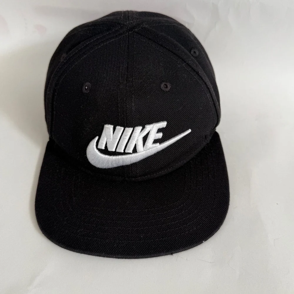 Nike Kids Snapback Hat Black White Logo Size‎ 4-7 Adjustable Cap Polyester