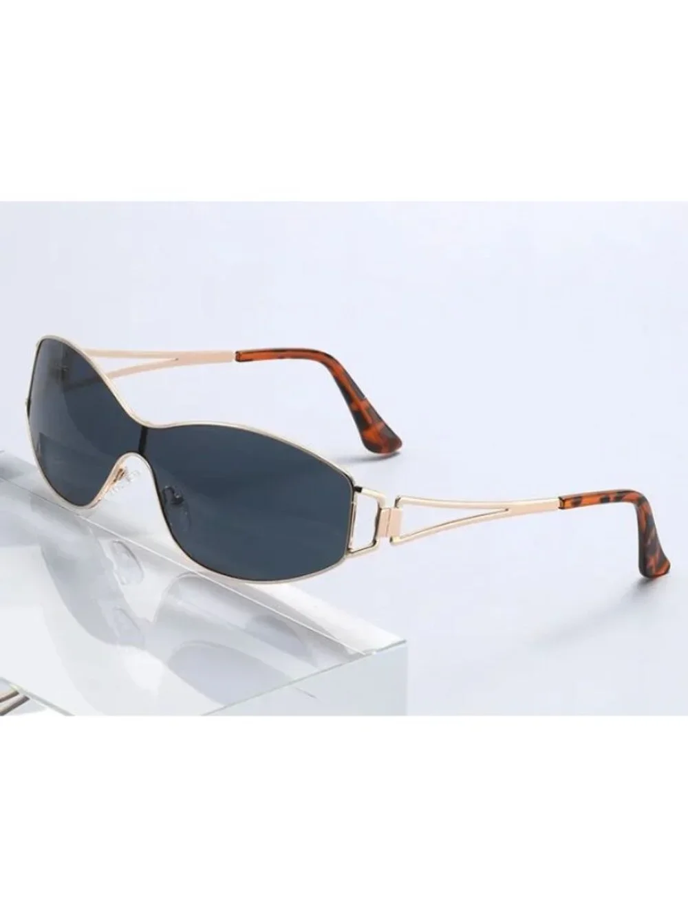 Boutique oversized lenses
