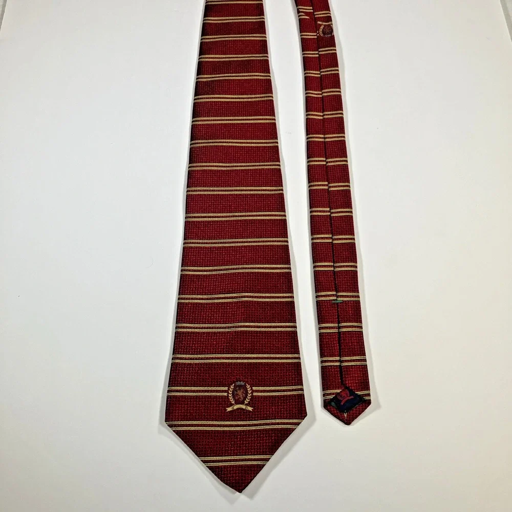 Tommy Hilfiger crest signs