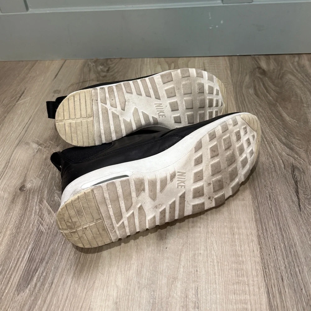Nike black thea