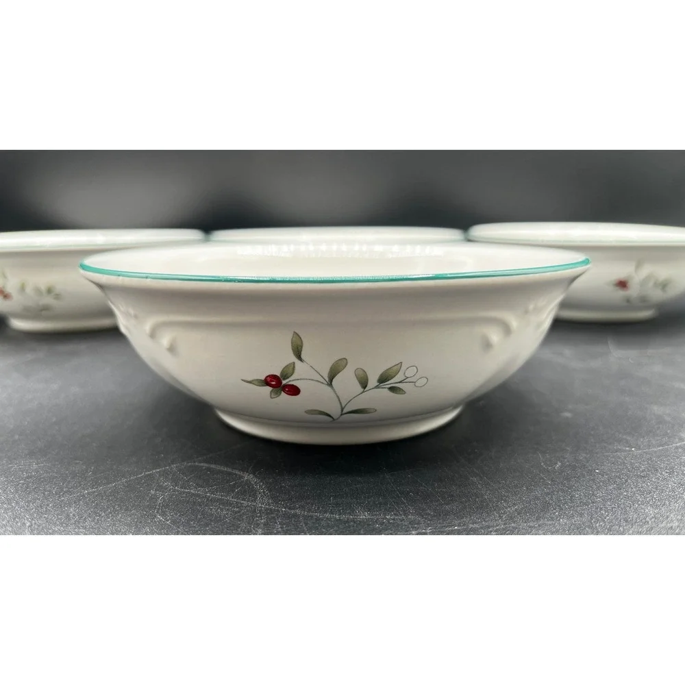 Pfaltzgraff Winterberry Cereal Soup Bowls Set of 4 White Green Rim Holly USA EUC