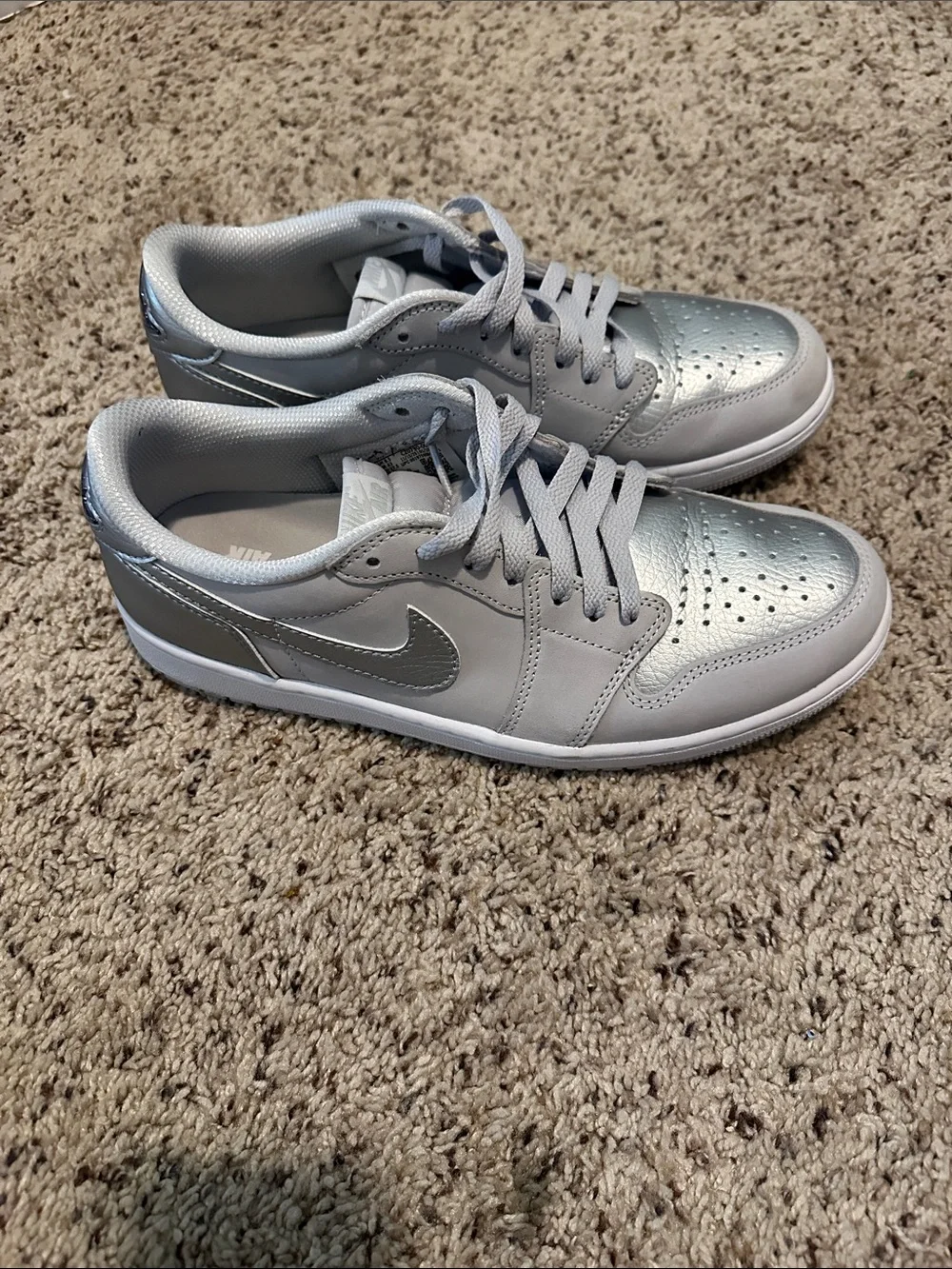 Nike Mens 9.5 Low-Top Air Jordan Sneakers in Silver & Light Gray ❤️❤️❤️
