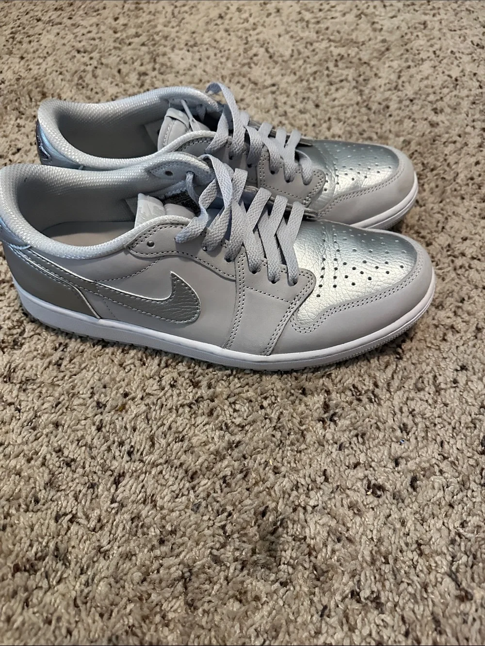 Nike Mens 9.5 Low-Top Air Jordan Sneakers in Silver & Light Gray ❤️❤️❤️