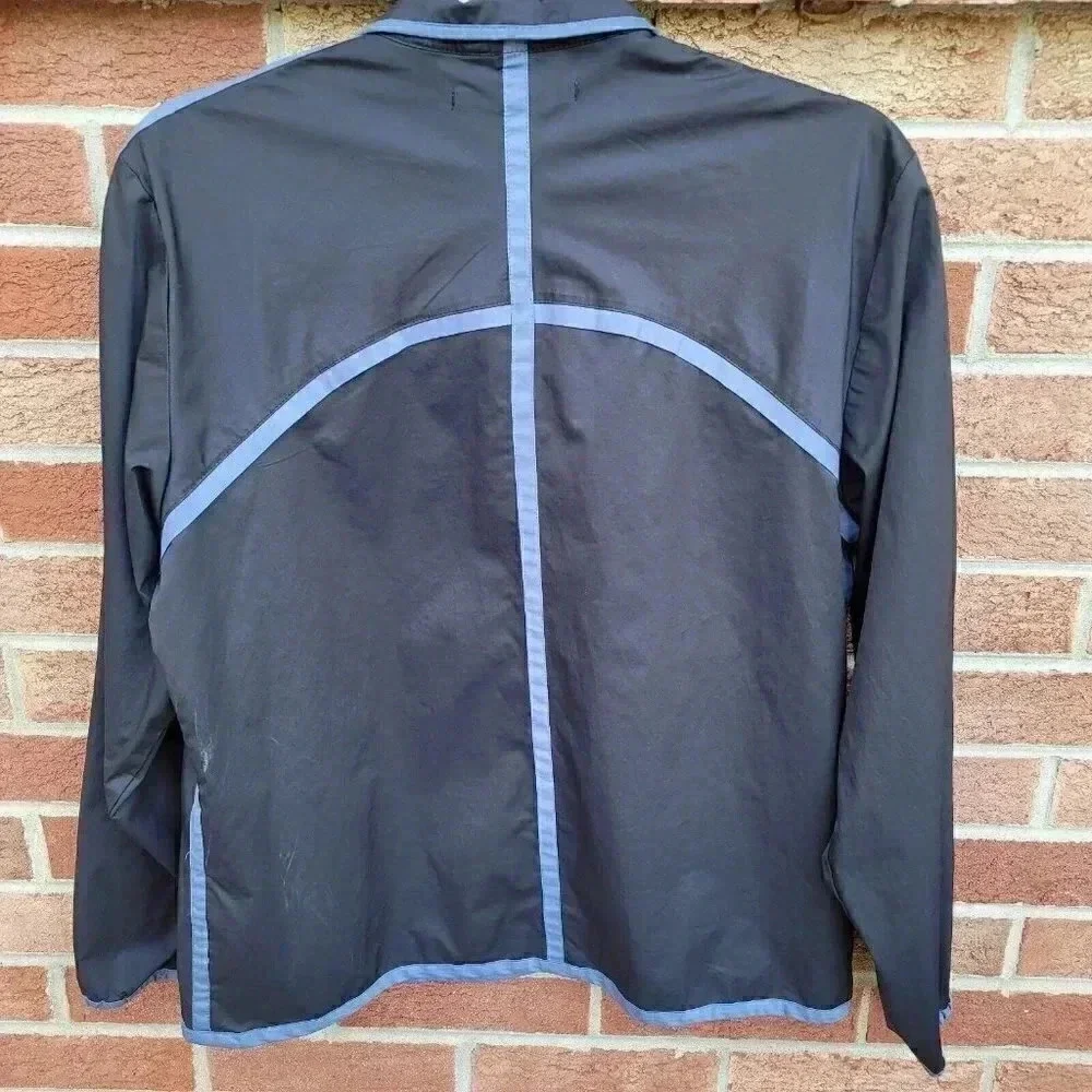 Nike details pockets