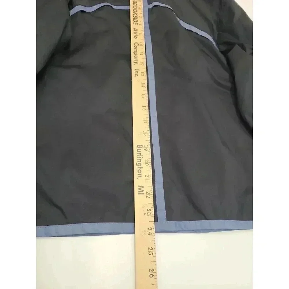 Nike details pockets