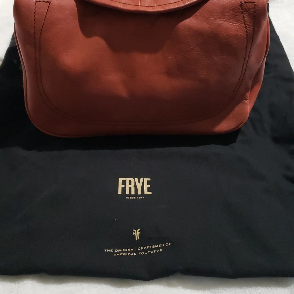 Frye pockets rivit