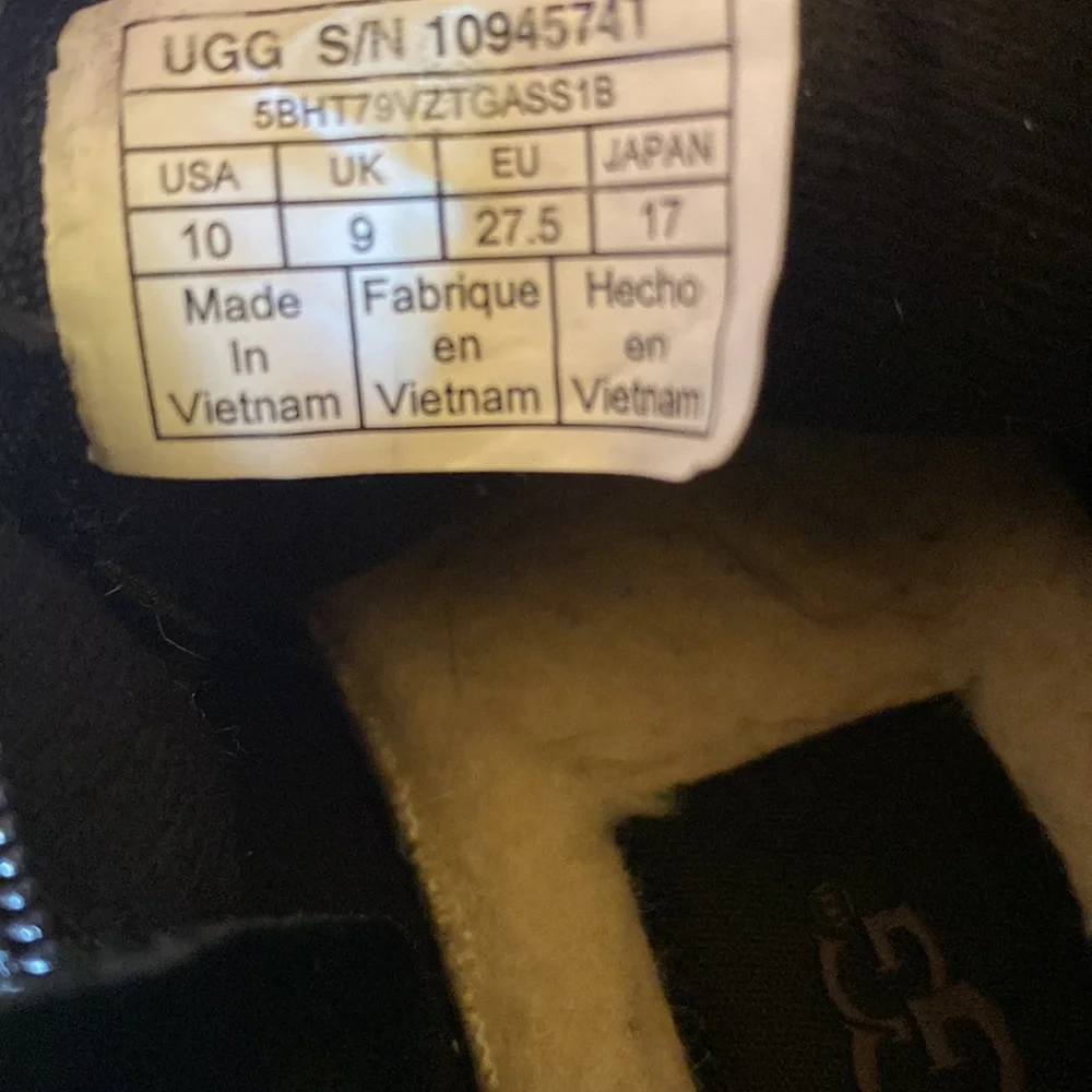 UGG heel off contrasting