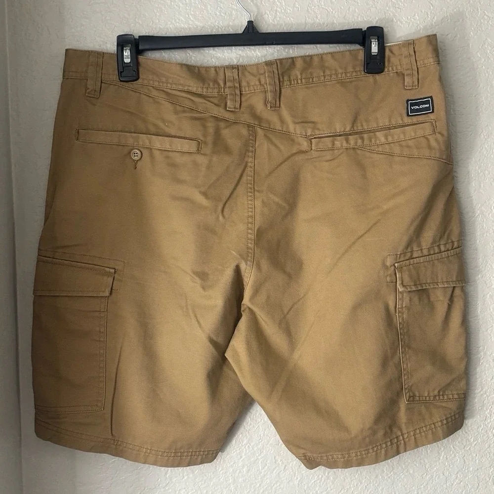 Volcom men tan