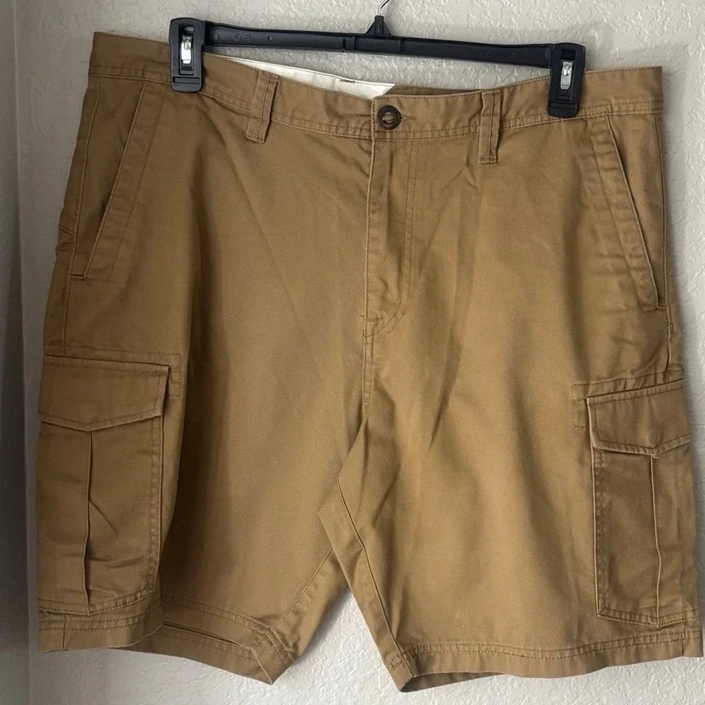 Volcom men tan