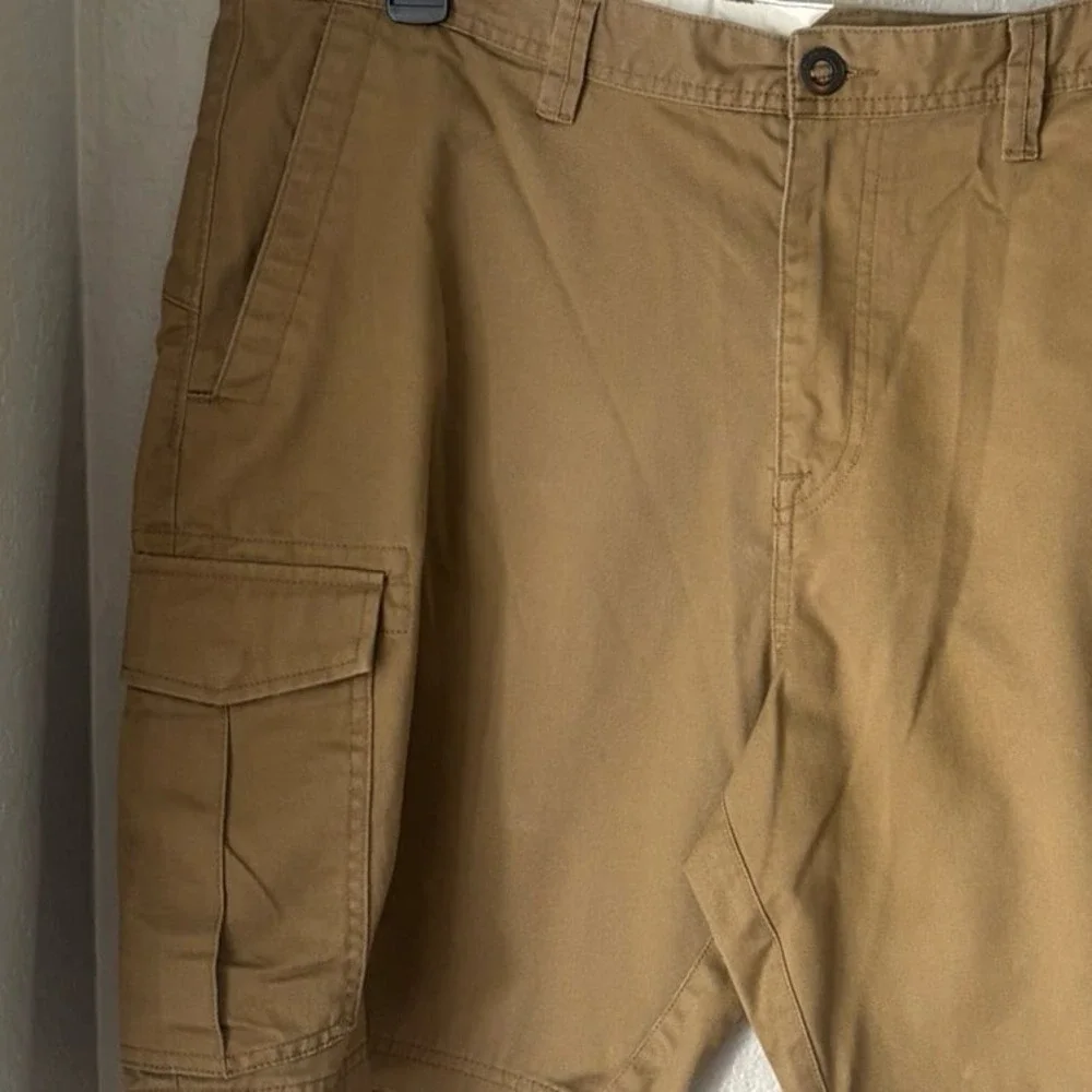 Volcom men tan