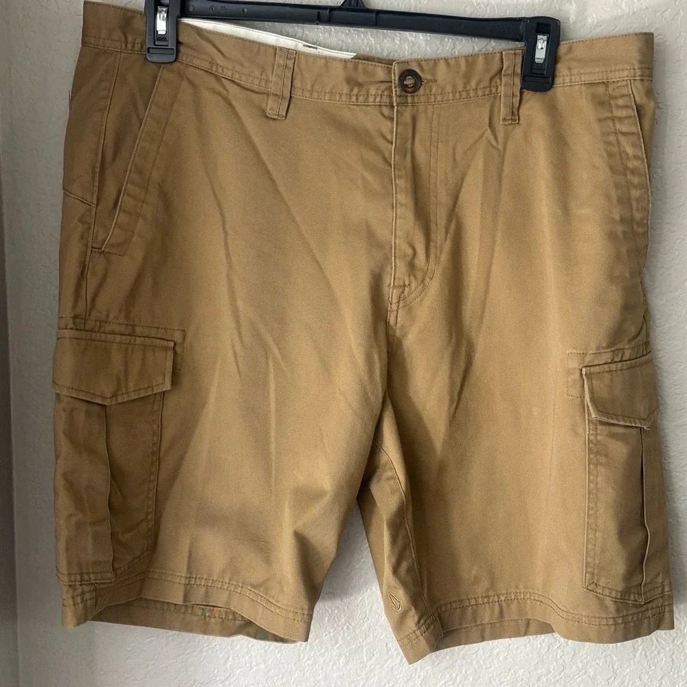 Volcom men tan