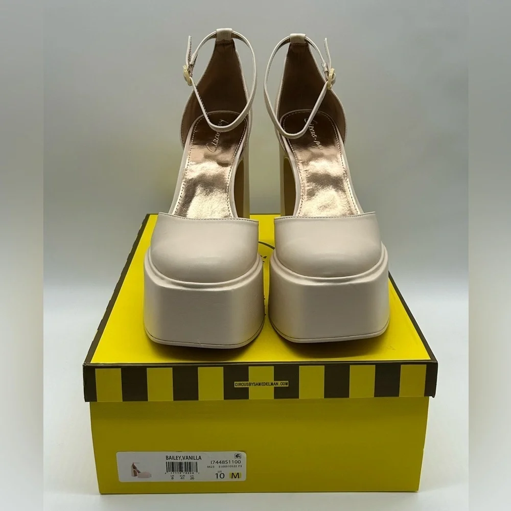 Circus by Sam Edelman make bold
