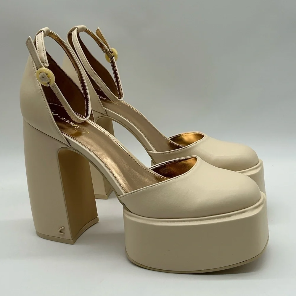 Circus by Sam Edelman make bold