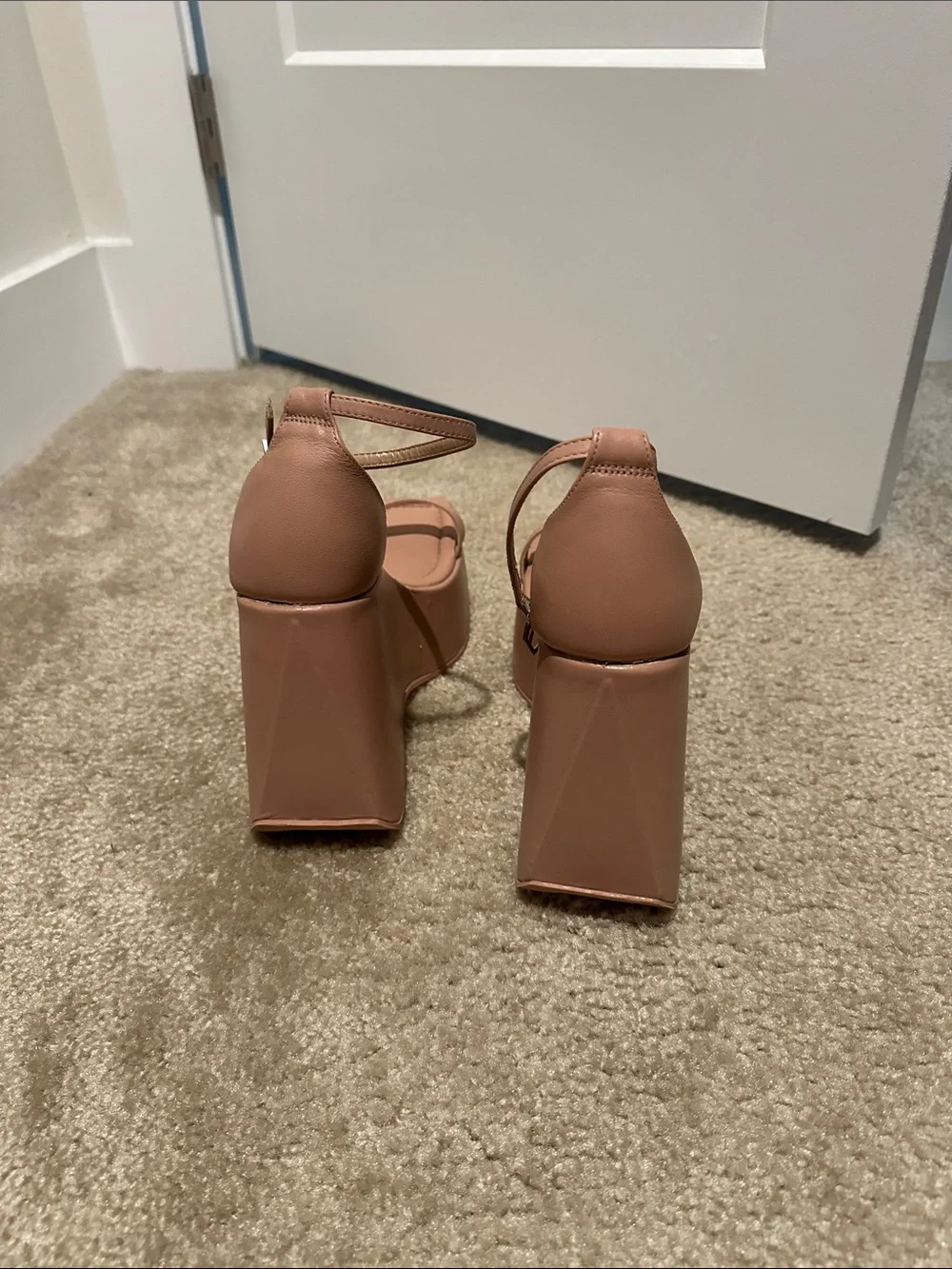 SCHUTZ stylish nude