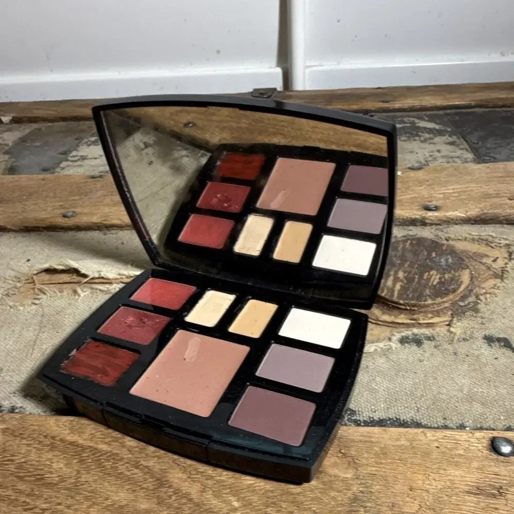 CHANEL collection essentielle
