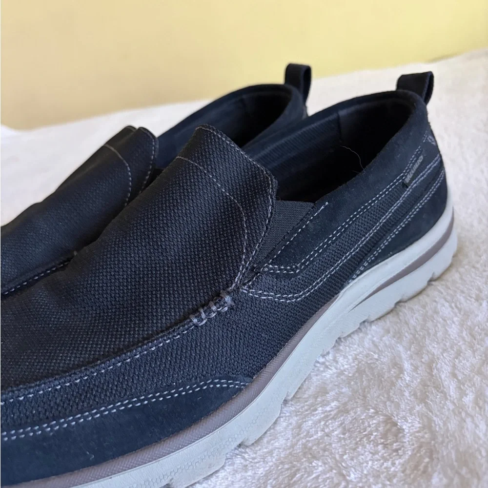 Skechers sleek black