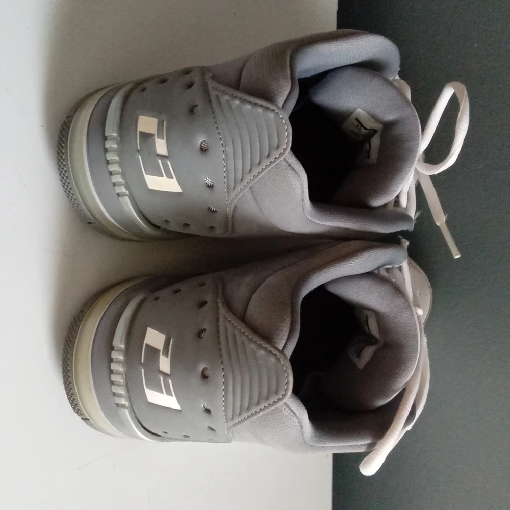 Jordan‎ Air Jumpman Casual Basketball Shoes Gray White Men Size 9.5