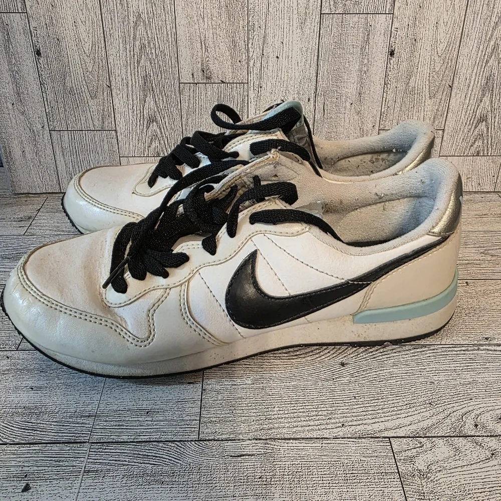 Nike sneakers cream