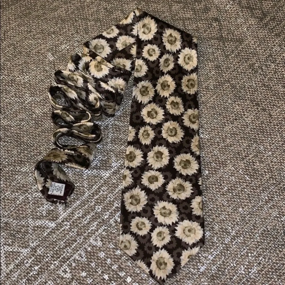 TIE Claiborne “Flowers”  Tie Pre Owned