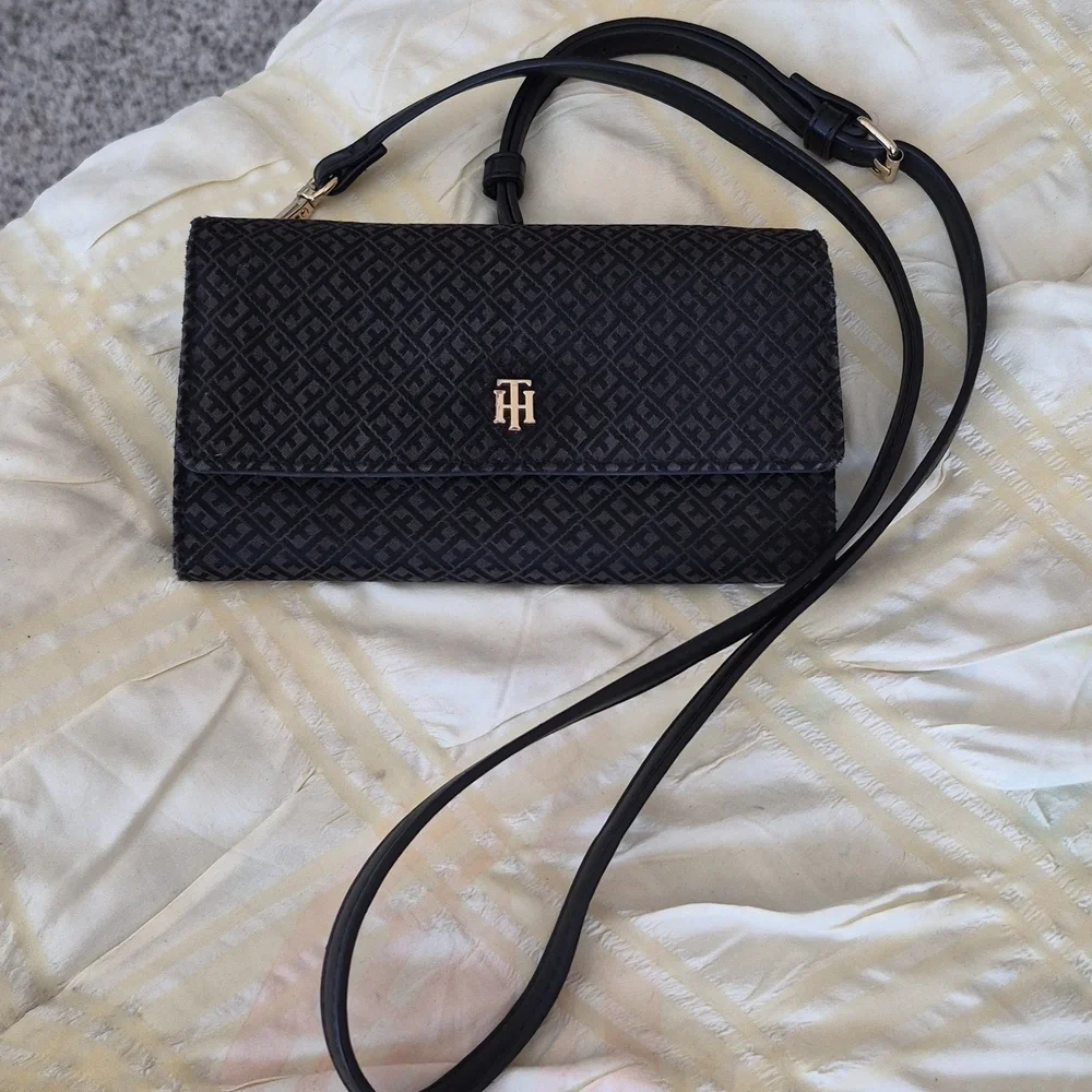 Tommy Hilfiger Signature Logo Black/Taupe Crossbody Wallet Shoulder Bag