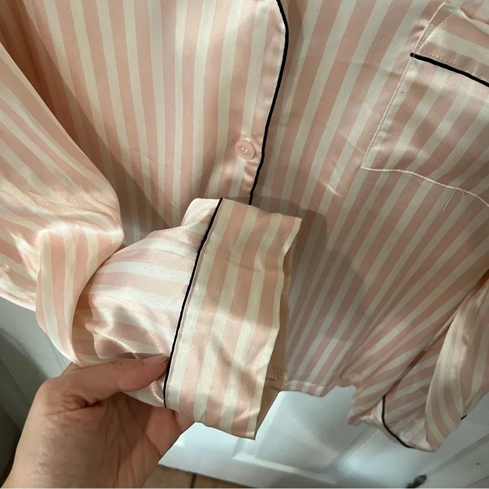 Victorias Secret sleep logo notched