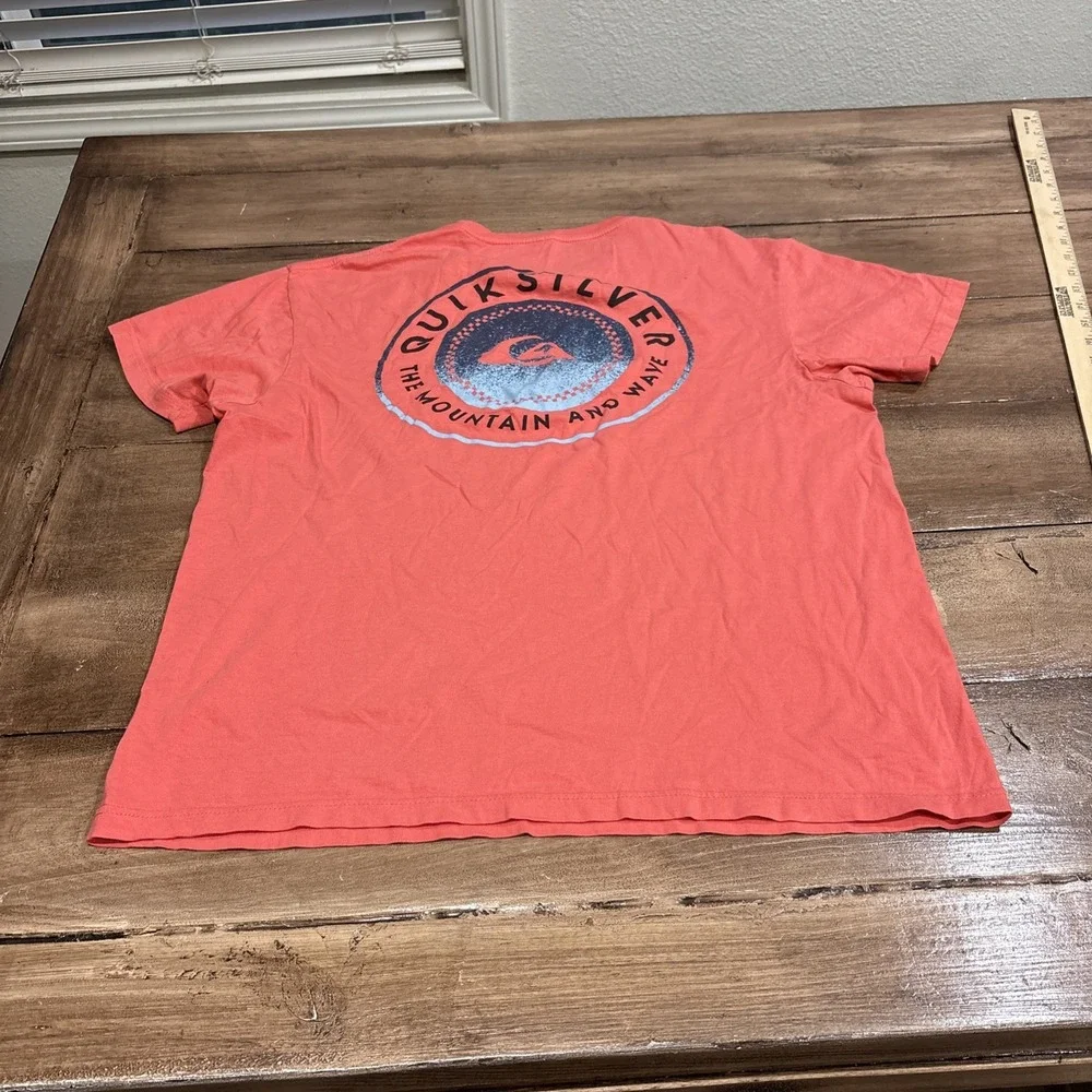 QUIKSILVER THE MOUNTAIN AND WAVE Salmon‎ Large