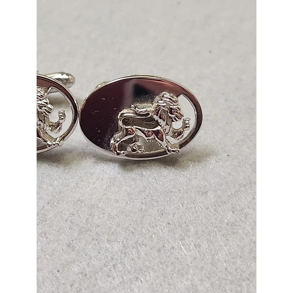 The Unbranded Brand vintage lion