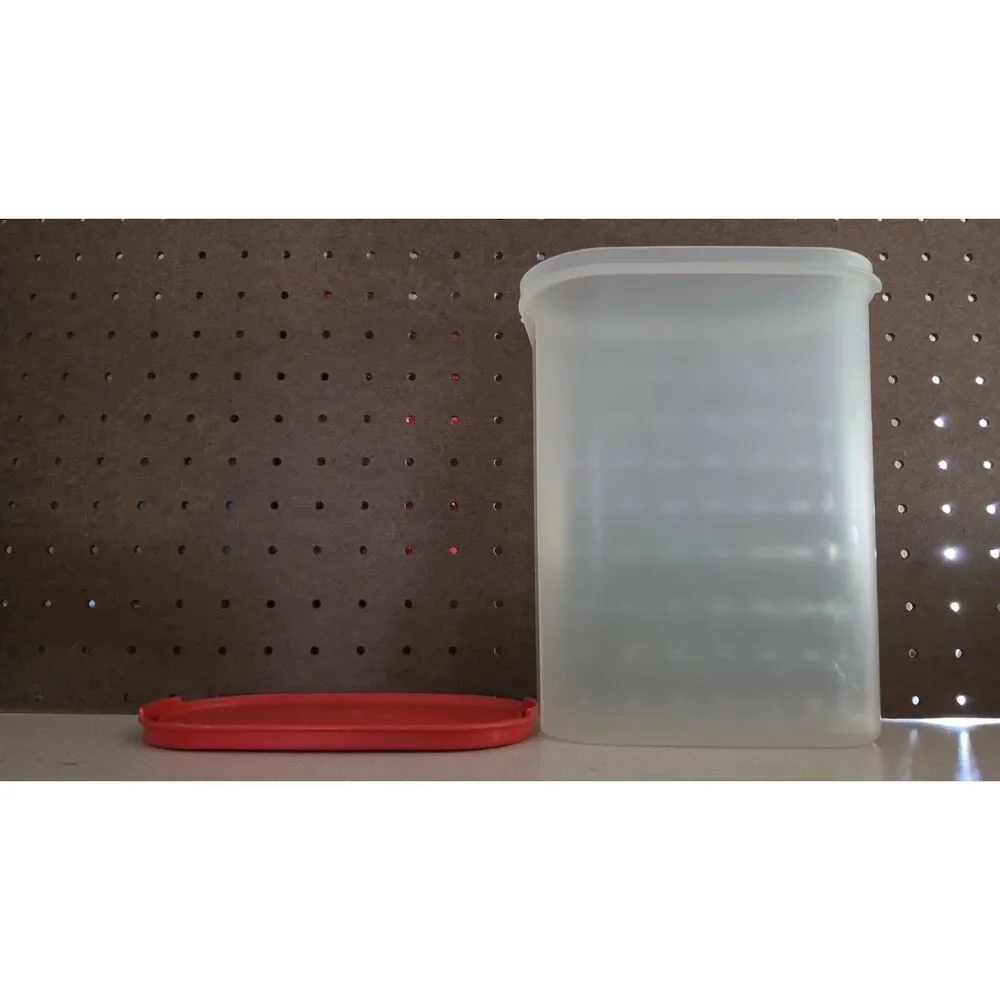 Tupperware container 1614
