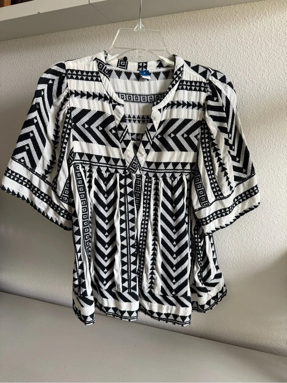 Old Navy Black & White Geometric V-Neck Peasant Blouse