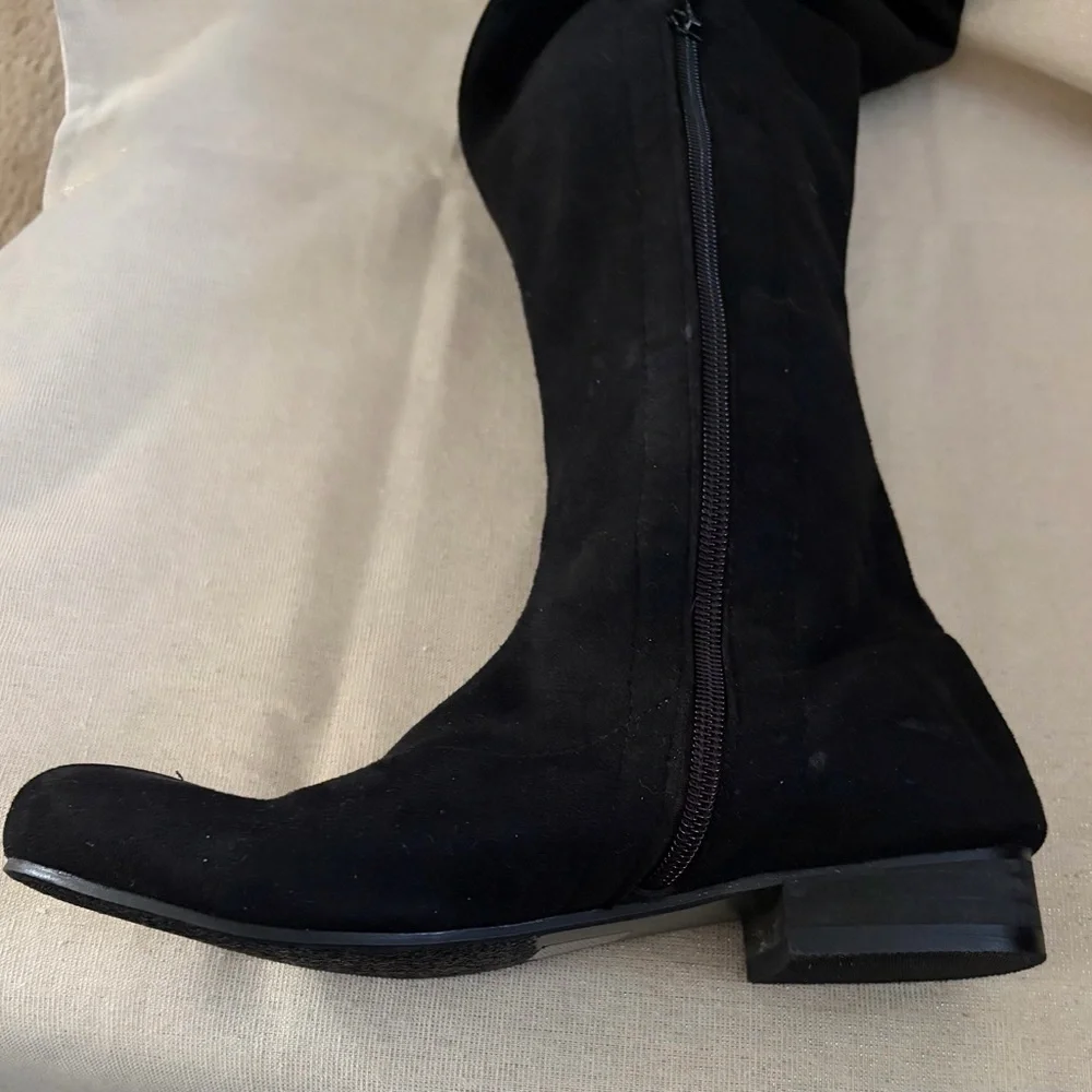 Elegant Black Knee-High Boots