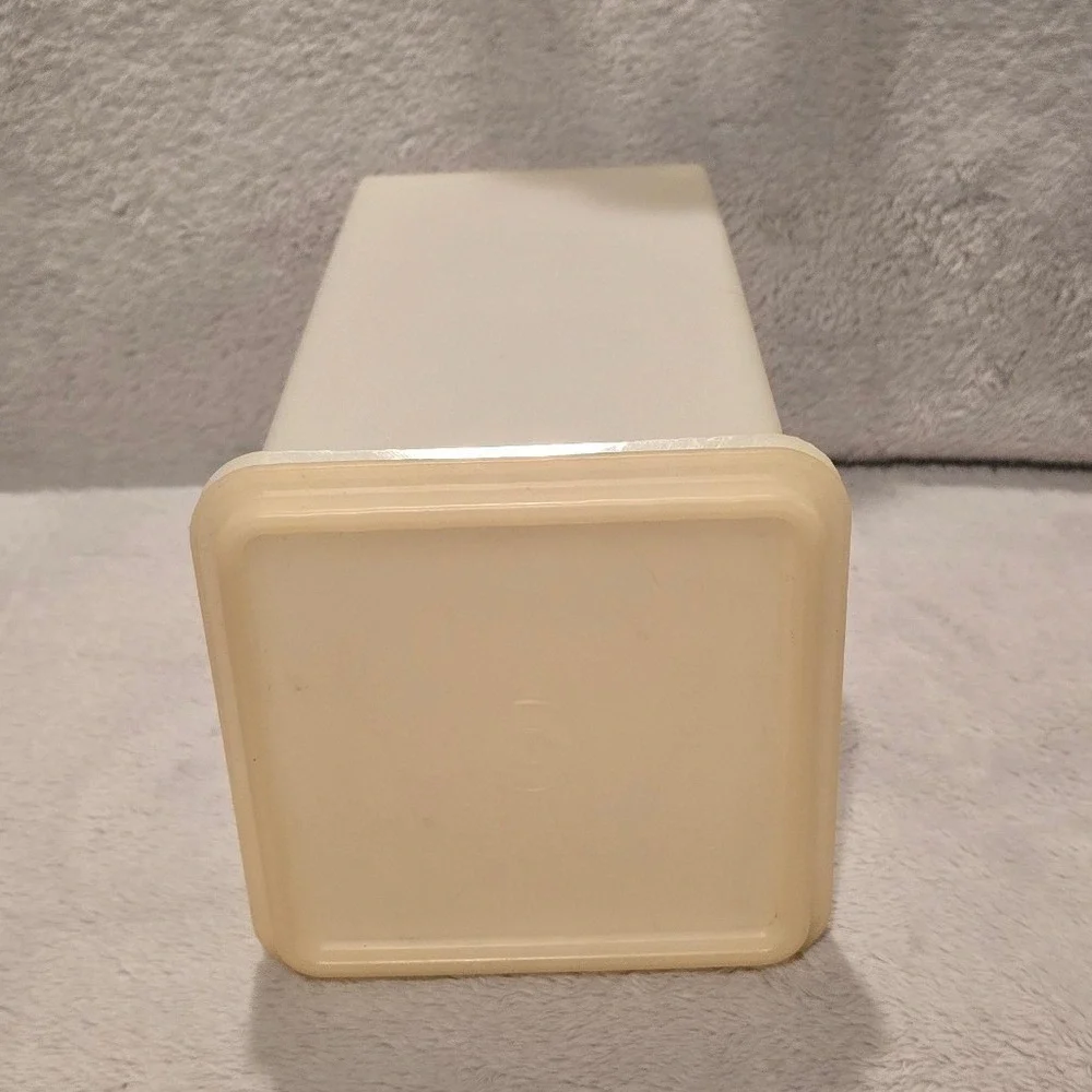 Tupperware vintage cracker