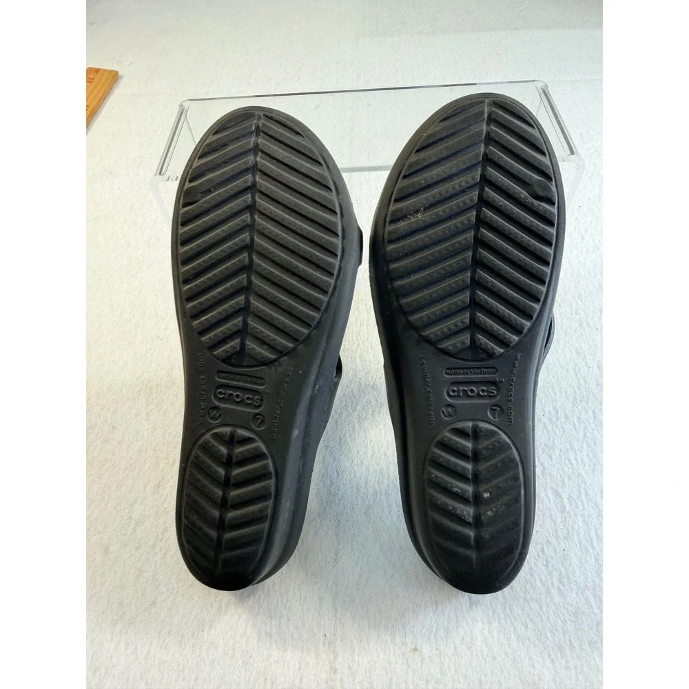 Crocs Sanrah Embellished Medallion Wedge Sandals Black Women's Size 7 W7
