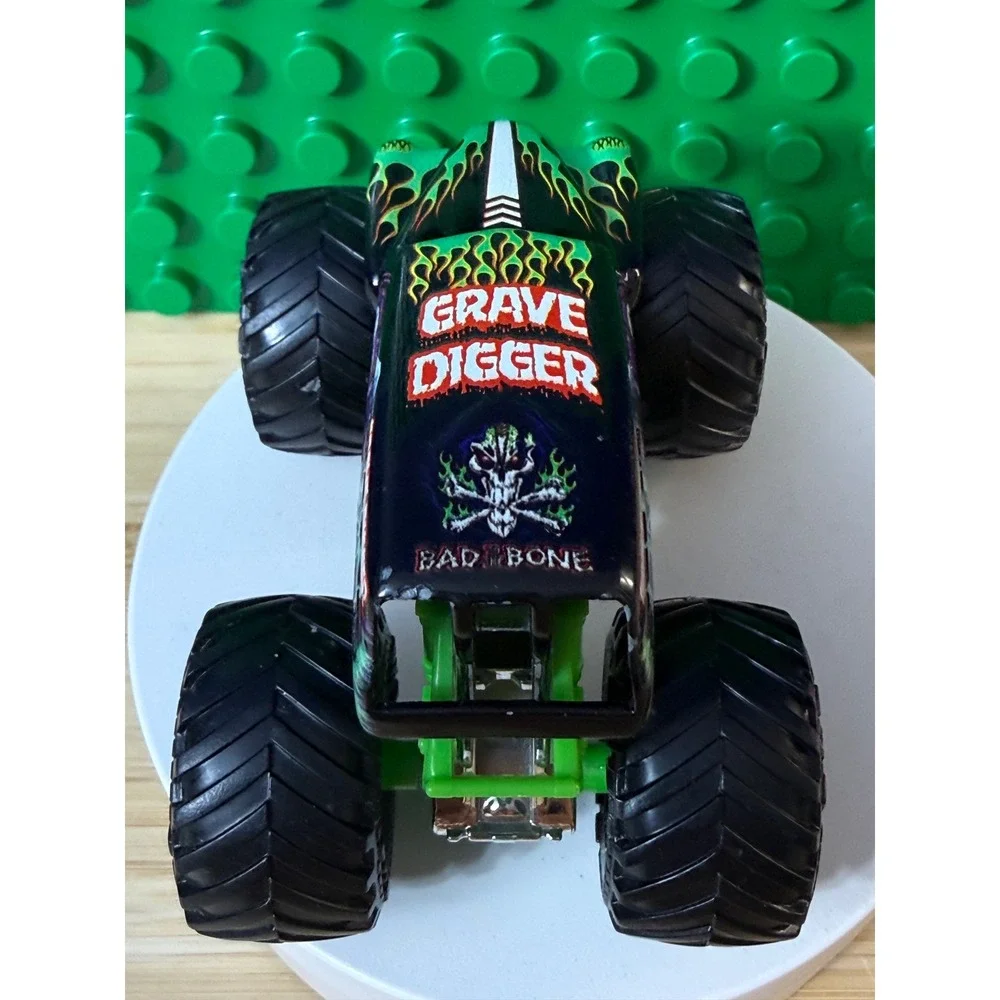 Monster Jam Grave Digger Diecast Monster Truck Green Flame Bad to the Bone 1:64