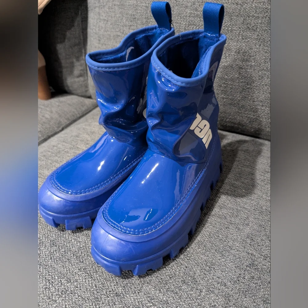 UGG shiny blue